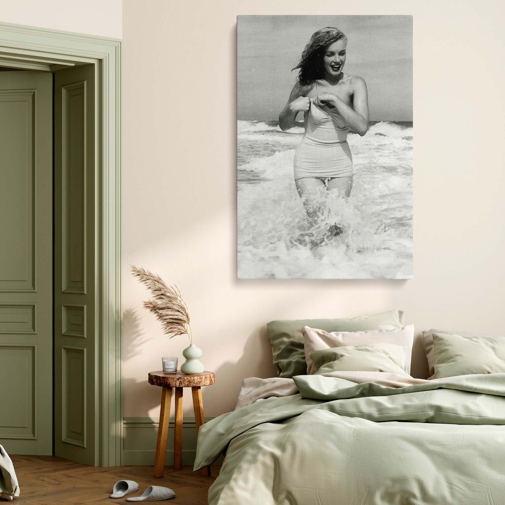 Glamorous Marilyn Monroe framed wall art featuring a stunning black and white beachside portrait. Perfect for living rooms, bedrooms, or offices, this high-quality canvas print brings old Hollywood charm into any space. A stylish and thoughtful gift for M