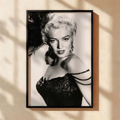 Marilyn in Dramatic Feather Headpiece - Retro Movie Glam 